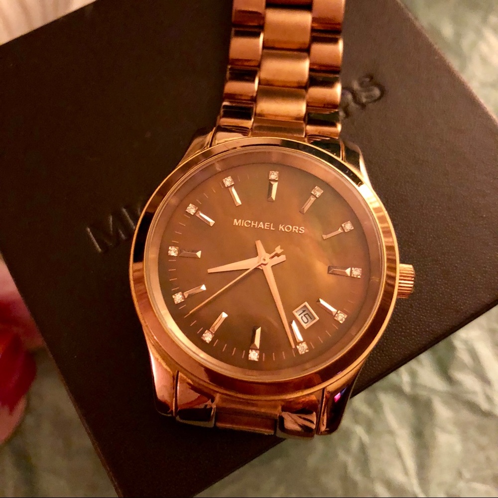 Michael Kors Watch in Rosegold with box.